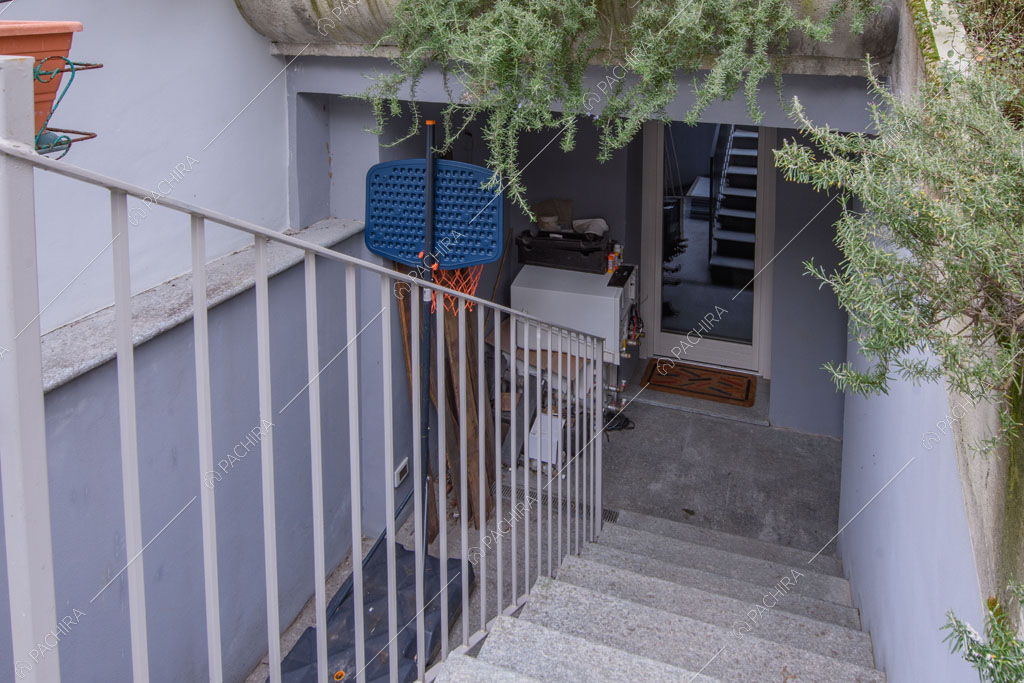 Scale esterne della villa Kharan, location in stile contemporaneo a Milano