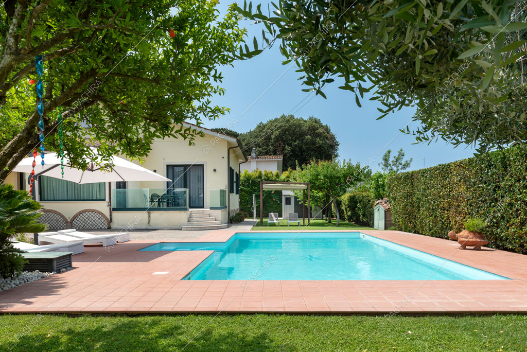 Giardino con piscina della villa Agnocasto, location in stile moderno a Roma