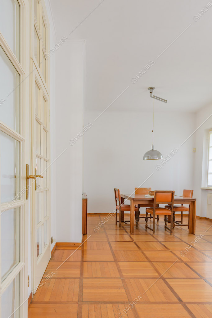 Pavimento in parquet nella luminosa sala da pranzo con pareti bianche