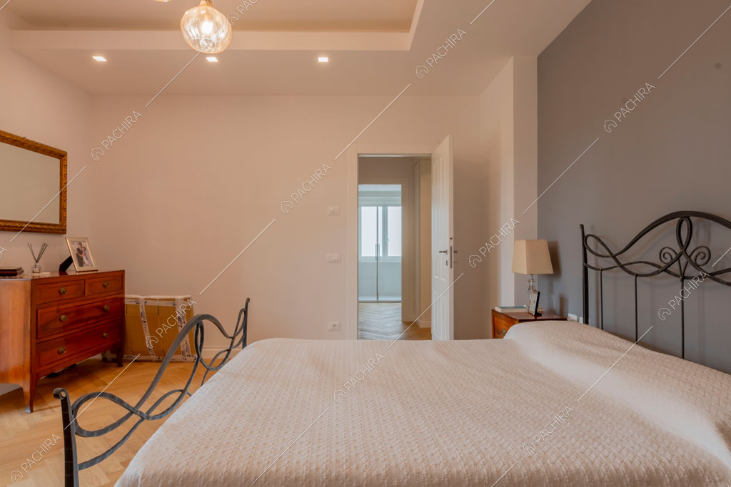 Camera da letto con pavimento in parquet della villa Murray, location in stile contemporaneo a Roma
