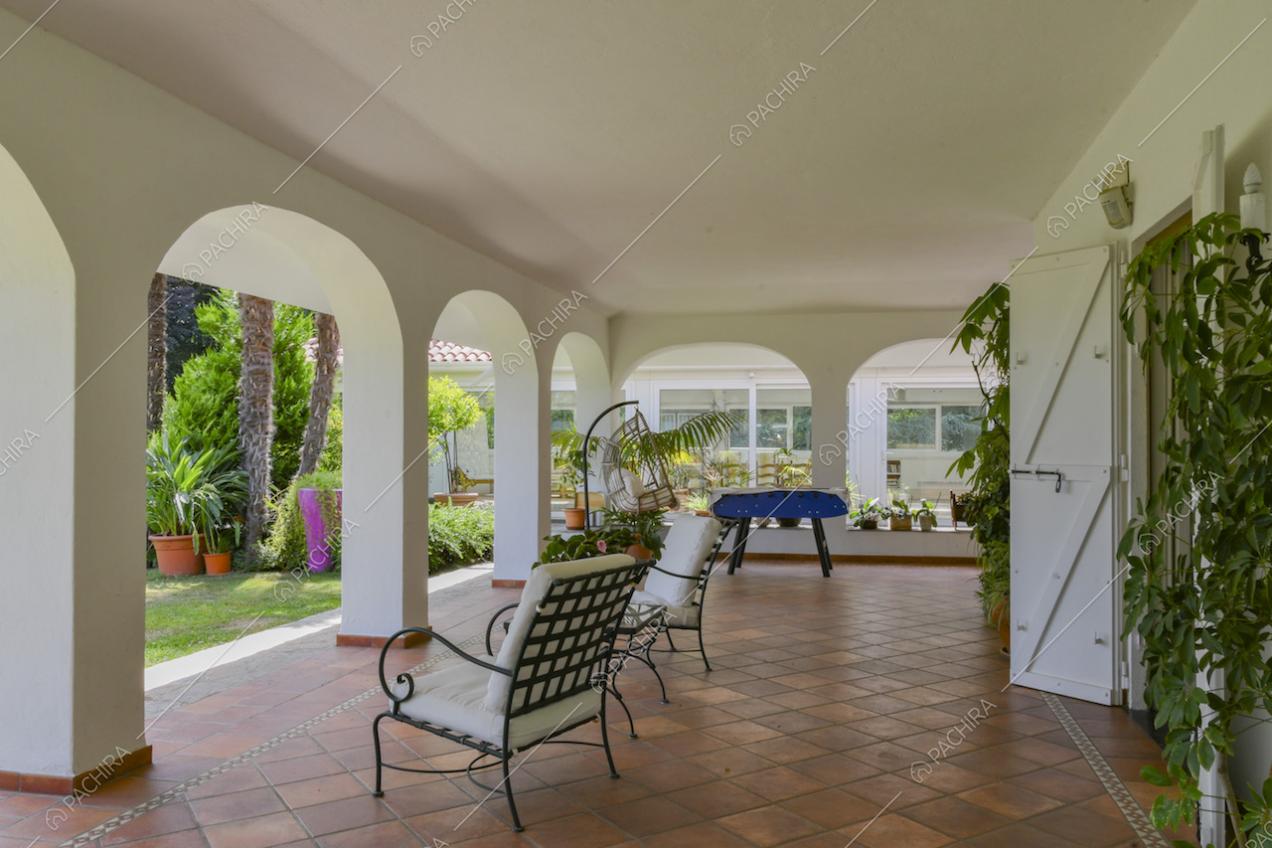 Veranda della villa dal soffitto bianco e con archi