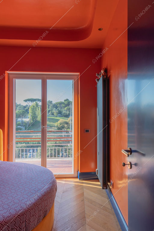 Camera da letto dell'appartamento Gila, location in stile contemporaneo a Roma