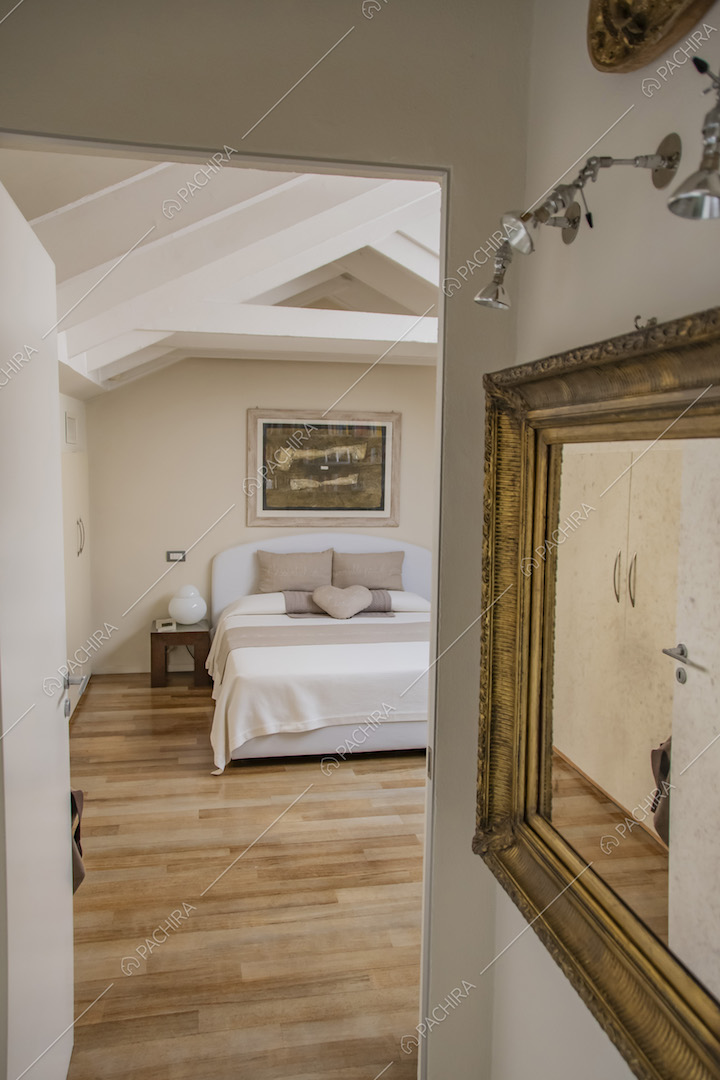 Specchio rettangolare con cornice dorata antica e parquet
