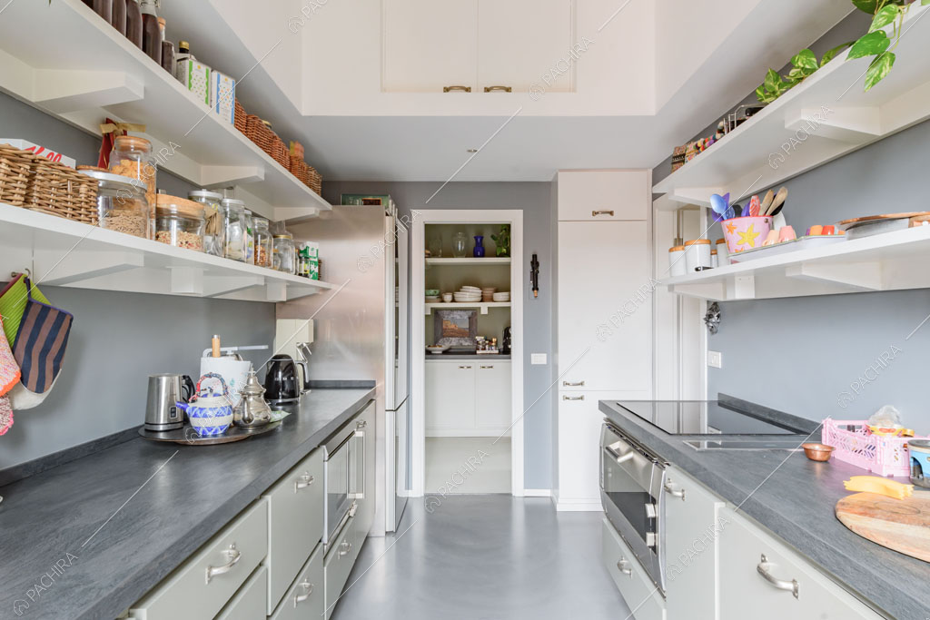 Cucina a parete con fornelli a induzione dell'appartamento Beryl, location in stile contemporaneo a Milano