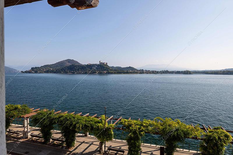 Vista sul lago dall'appartamento Amazon, location in stile moderno a Novara
