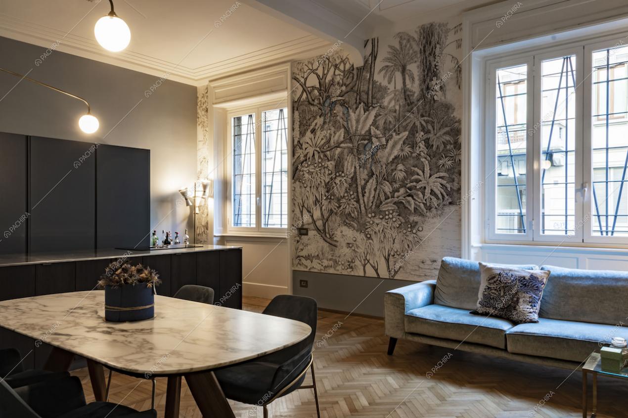 Cucina a vista con pavimento in parquet
