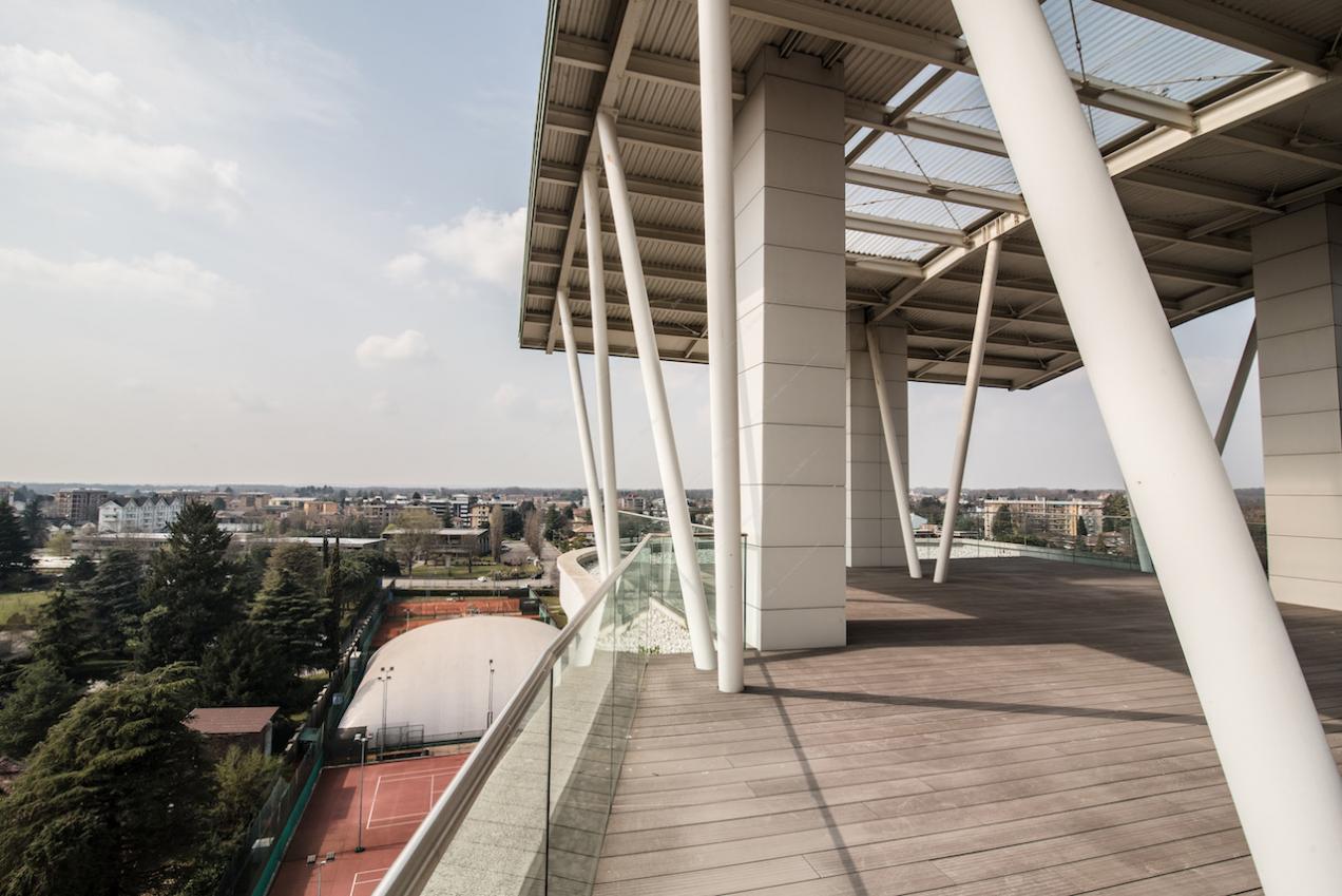 Terrazza con copertura sorretta da colonne bianche