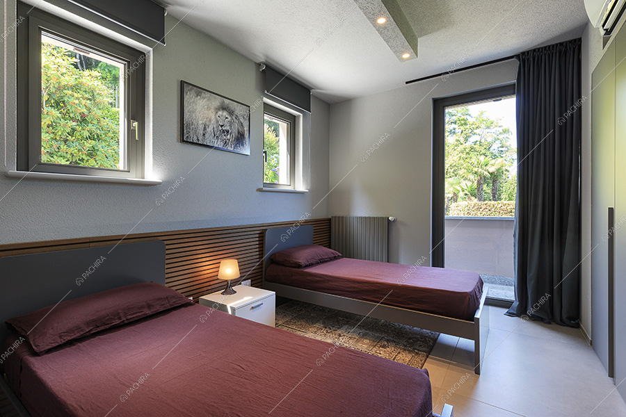Camera da letto della villa moderna Cleome, location per shooting a Verbania