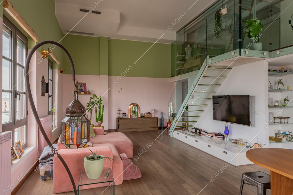 Vista sul soppalco dalla sala del loft Cardamomo, location in stile contemporaneo a Milano