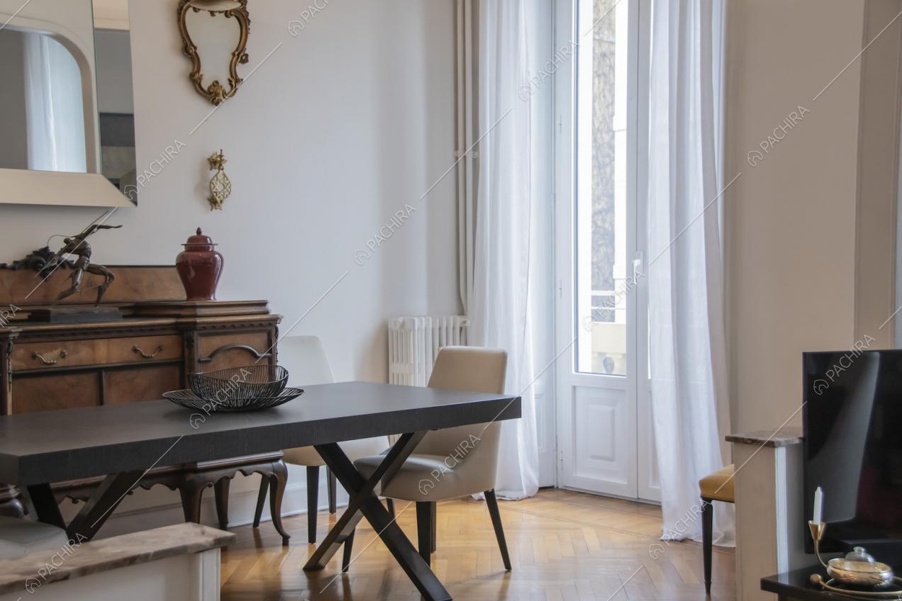 Angolo della zona pranzo con arredi antichi e moderni