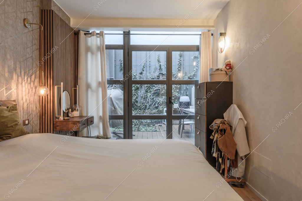 Camera da letto con porta finestra del loft Tagus, location in stile contemporaneo a Milano