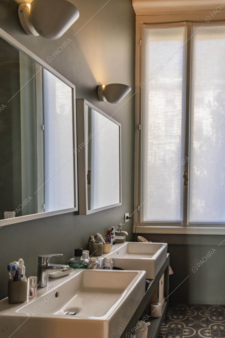 Doppio lavandino nel bagno con pareti grigie
