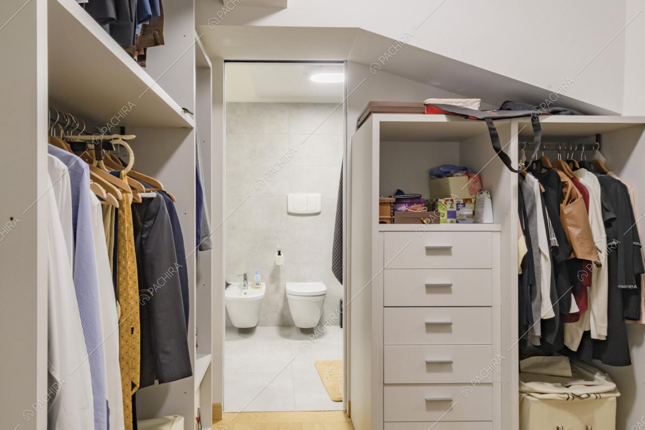 Cabina armadio e bagno privato della camera da letto matrimoniale