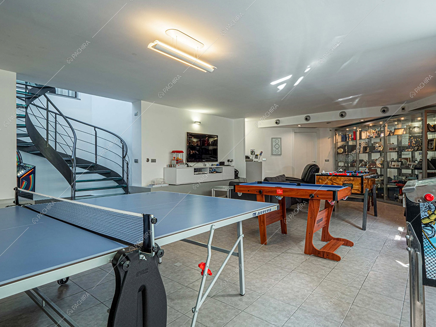 Area hobby della villa Moonstone, location in stile moderno a Milano