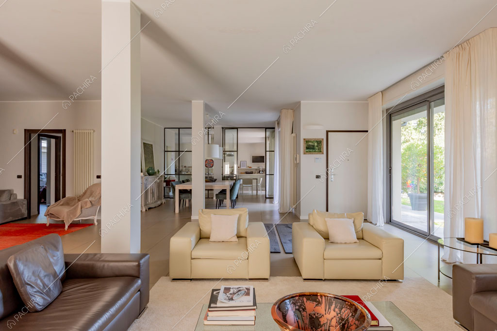 Salotto della villa Darling, location in stile contemporaneo a Monza