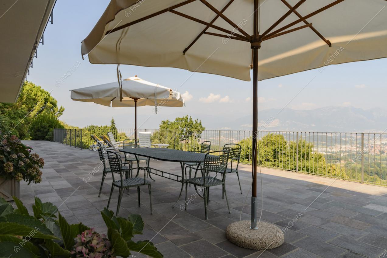 Vista panoramica dalla terrazza con ombrelloni da giardino
