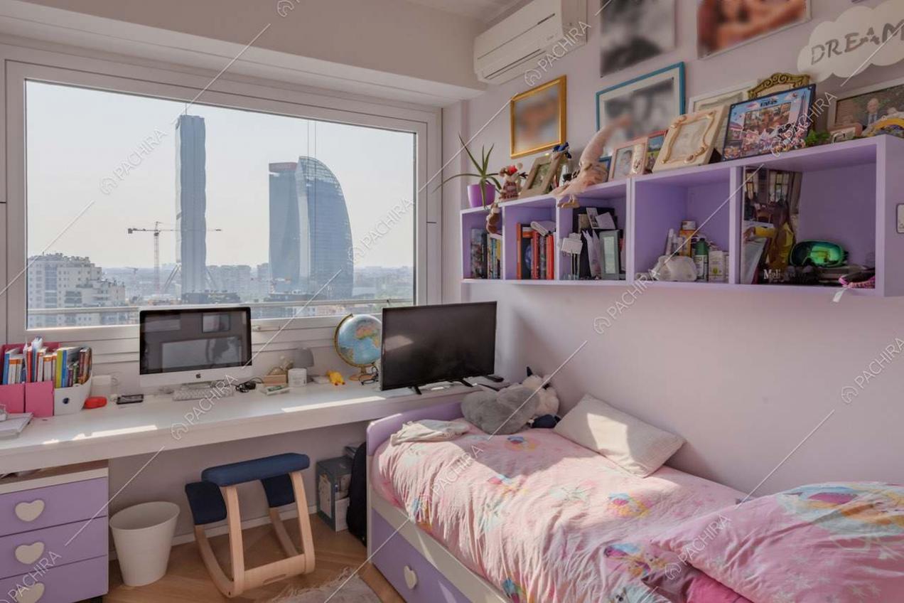 Camera da letto dei bambini con grande vetrate