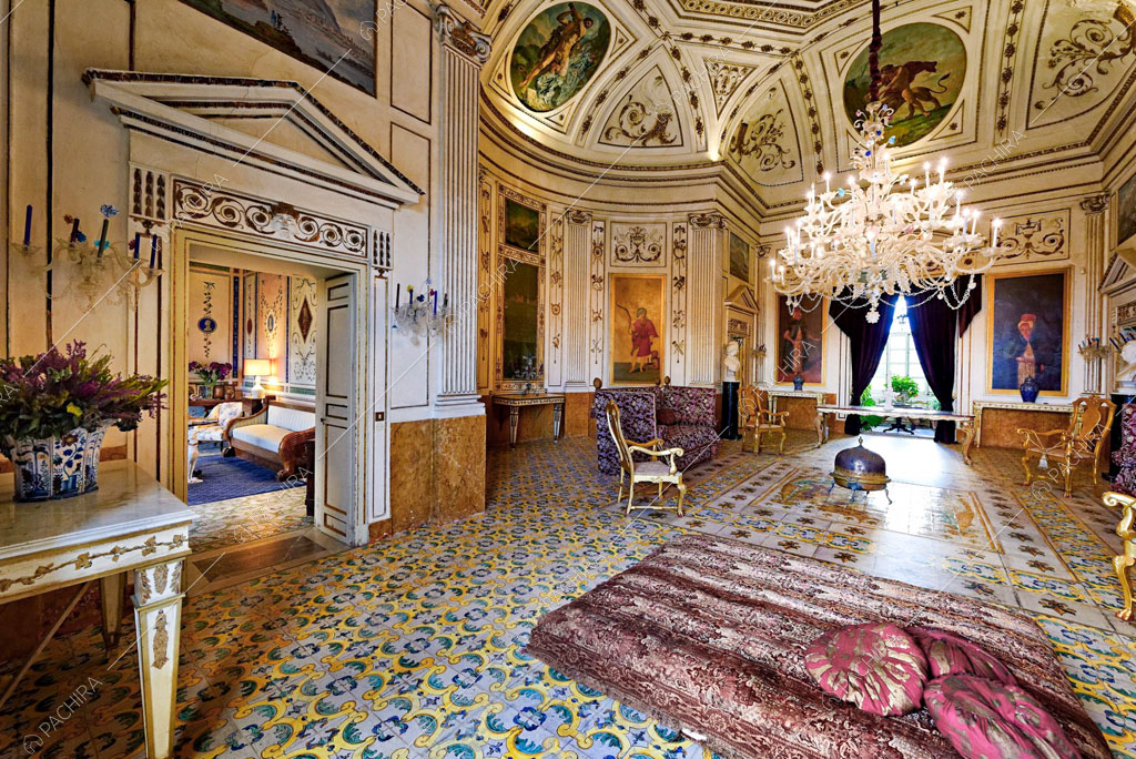 Sala con pareti e soffitto affrescati della villa Tanami, location in stile classico a Palermo