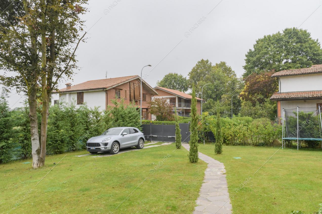 Cancello d'entrata e giardino con vialetto d'accesso alla villa