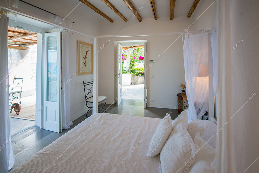 Camera da letto della villa Toyon, location in stile classico a Messina