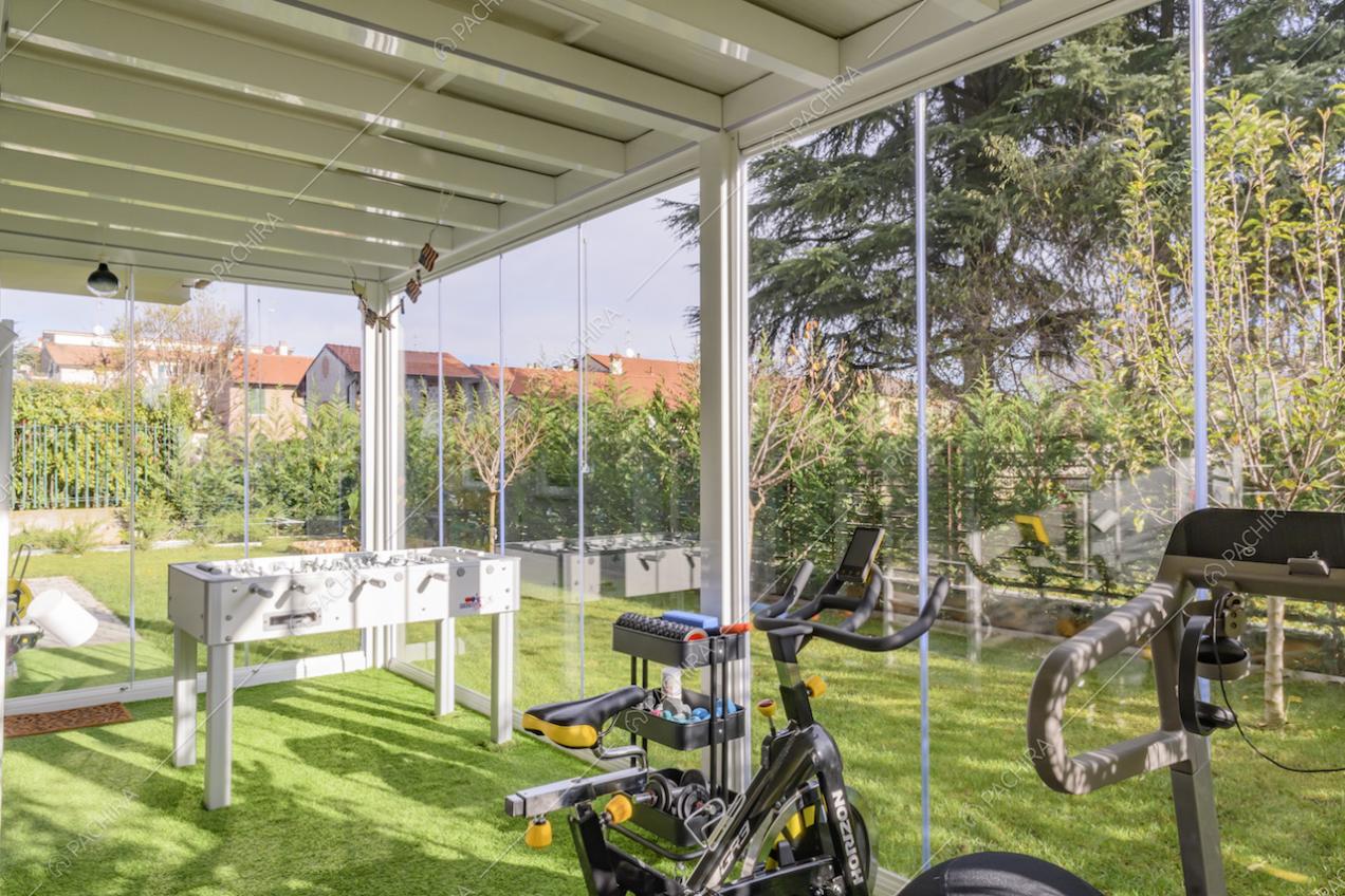 Veranda che funge da palestra e da sala giochi
