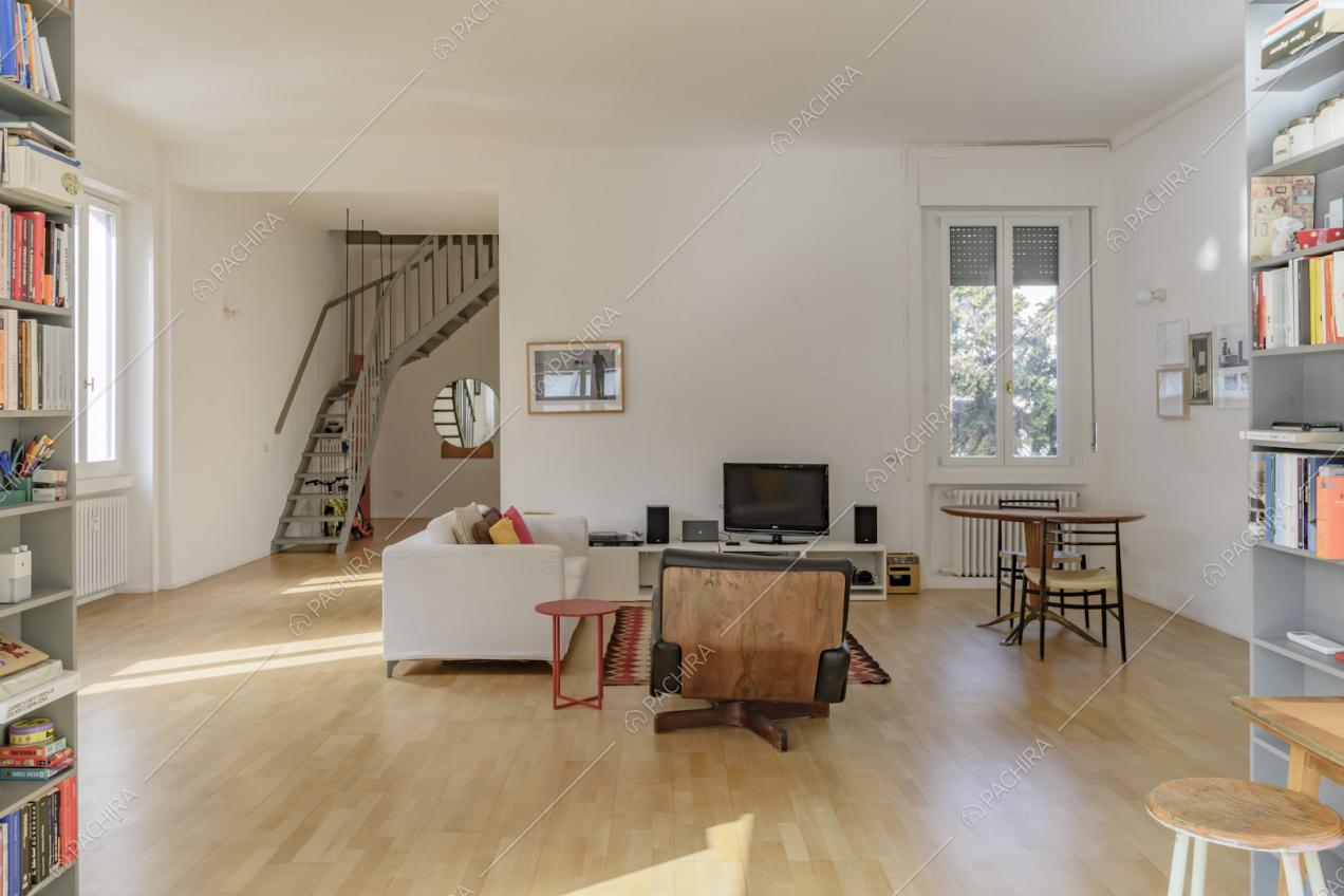 Veduta sulla scala di accesso al piano superiore e sulla zona living