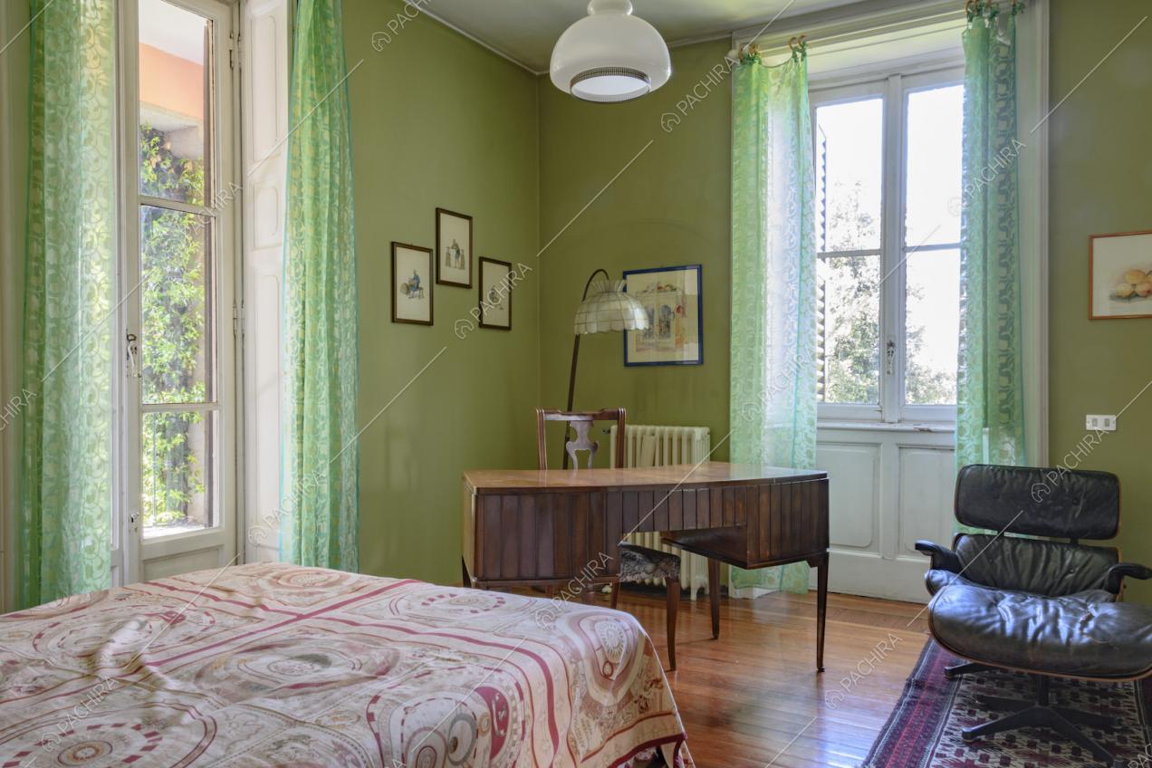 Camera da letto con scrittoio d'epoca