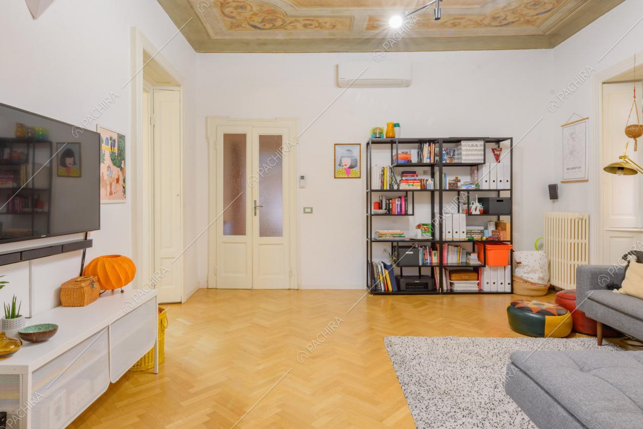 Pavimento in parquet a spina di pesce e porta a vetri nella luminosa sala
