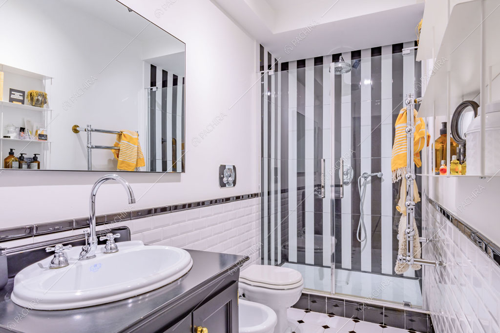 Bagno con pareti in mattoncini dell'appartamento Tramontana, location in stile contemporaneo a Milano