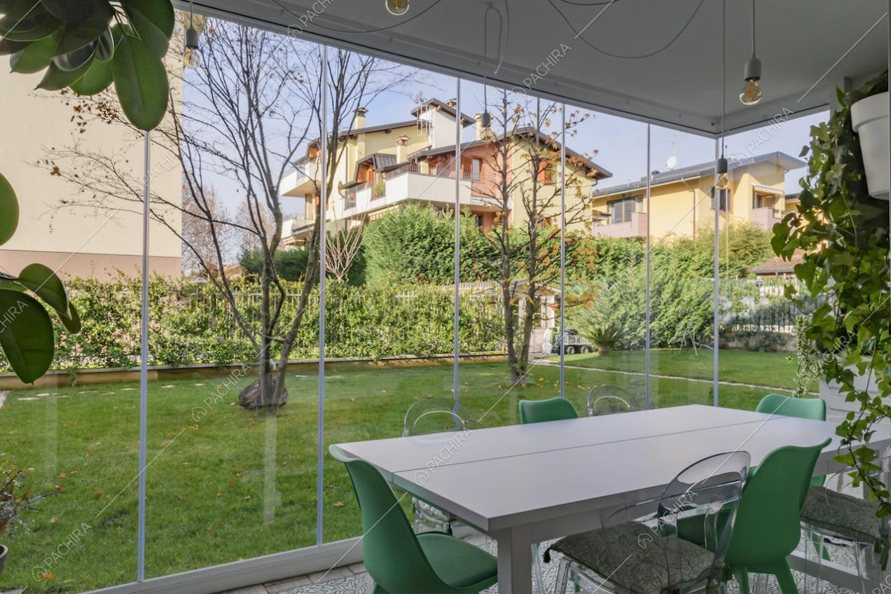 Veranda con tavolo da pranzo