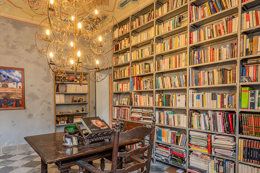 Biblioteca della dimora storica Westerlies, location in stile contemporaneo a Pavia