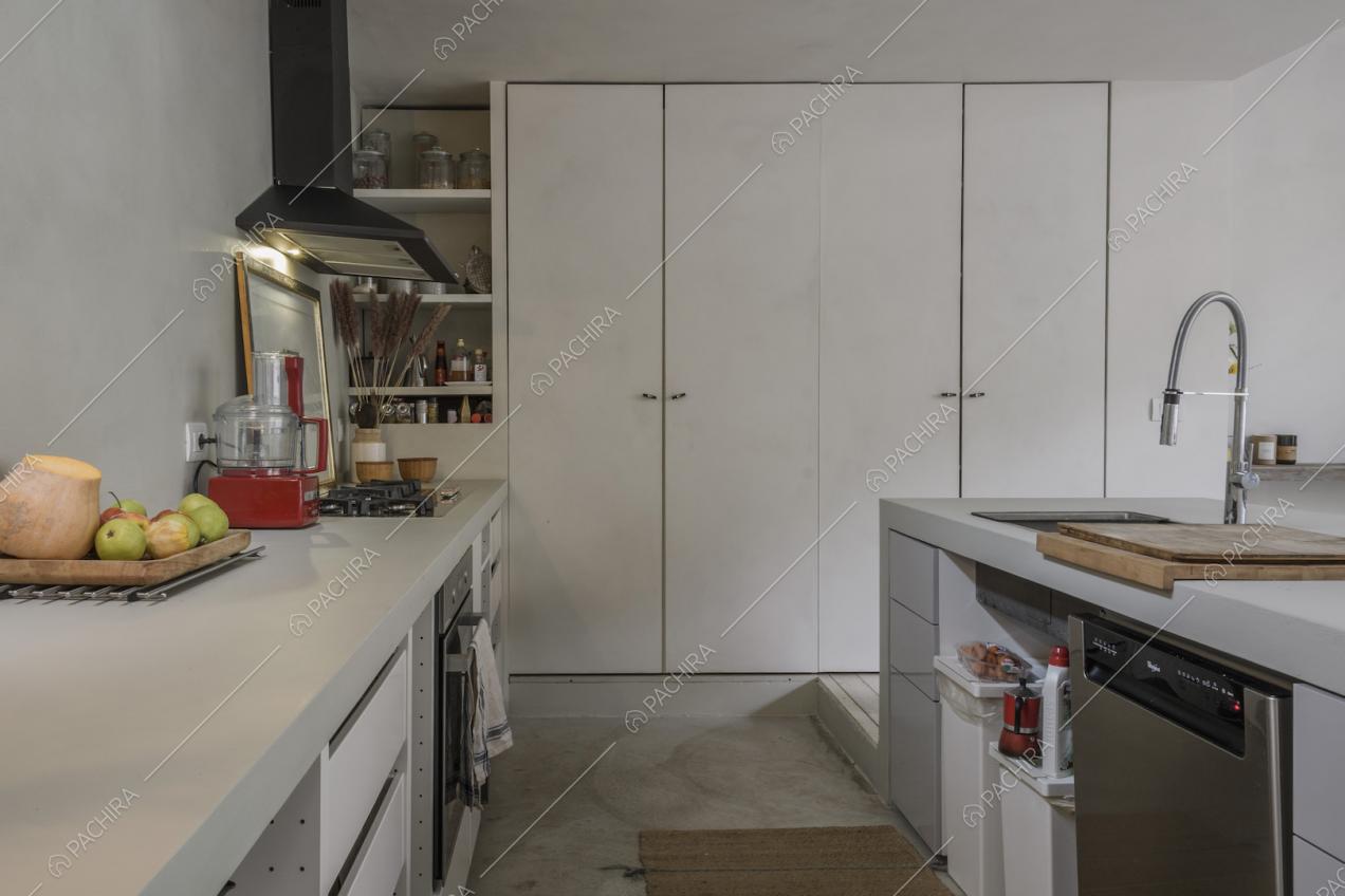 Dettaglio della cucina a vista attrezzata