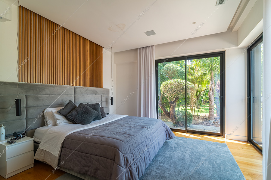 Camera da letto della villa Argon, location in stile moderno a Roma