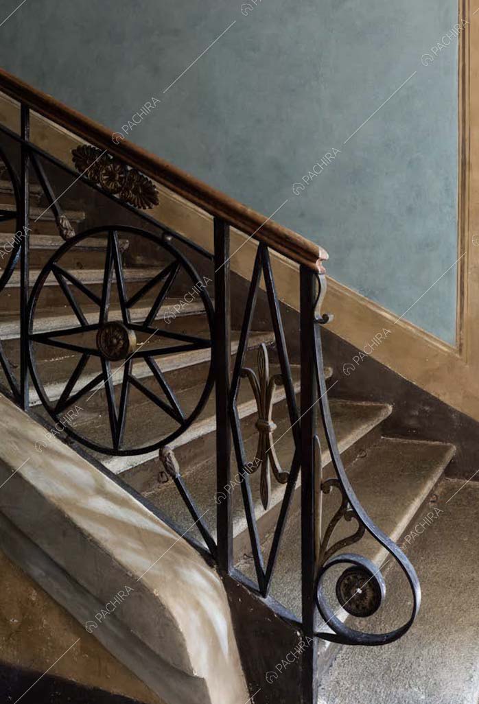 Scale dell'appartamento Sayan, location in stile classico a Torino