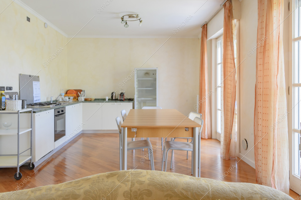 Cucina a parete bianca, parete color pastello e parquet
