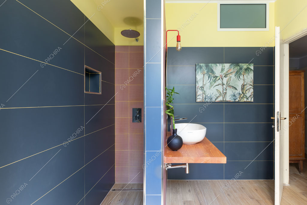 Ampio box doccia nel bagno dell'appartamento Crescione, location in stile contemporaneo a Roma