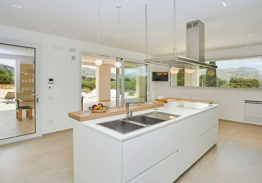 Cucina a isola della villa Godavari, location in stile moderno a Trapani