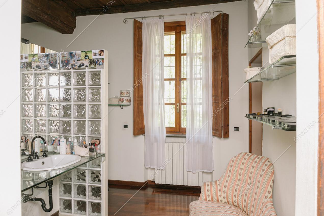 Bagno restaurato con pavimento in parquet