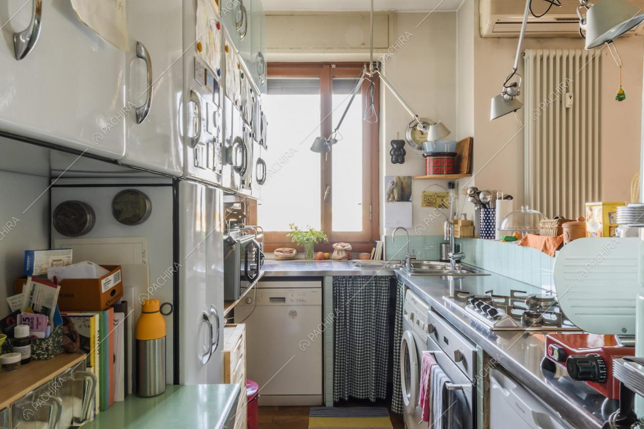 Cucina anni 50 con elettrodomestici integrati 