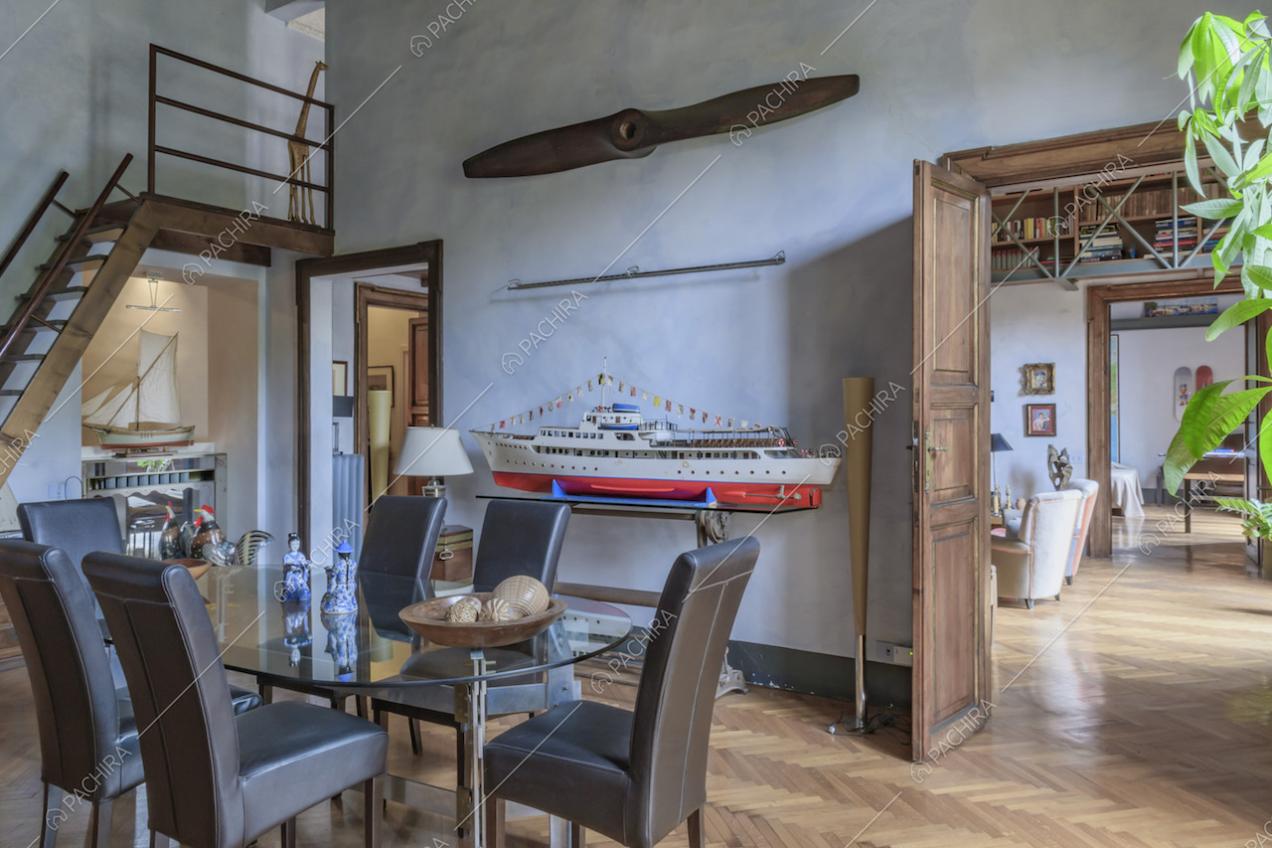 Tavolo da pranzo in vetro con sedie in pelle scura