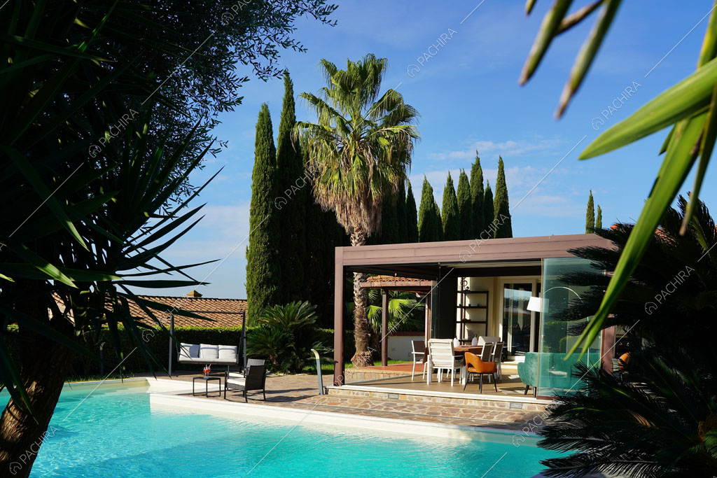 Piscina della villa Altun, location in stile contemporaneo a Roma