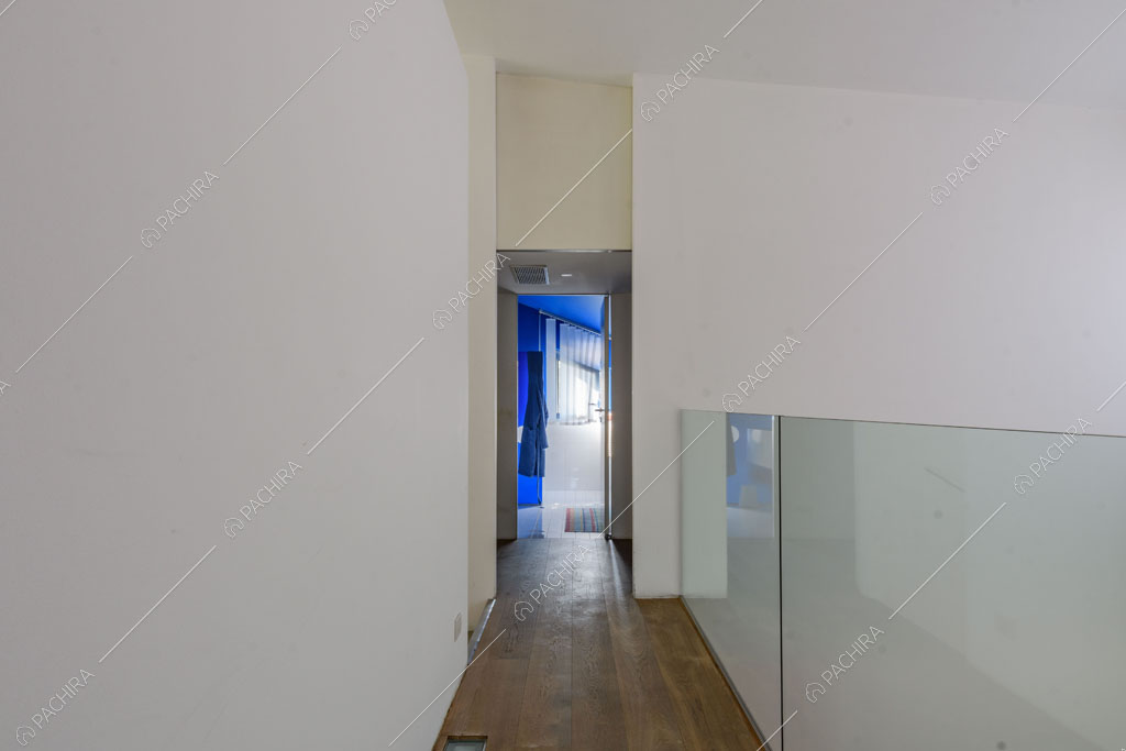 Corridoio del loft Inula, location in stile contemporaneo a Varese