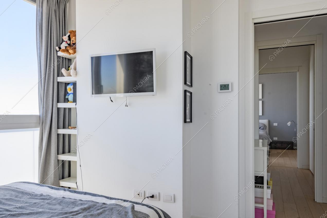 Televisore su parete in camera da letto
