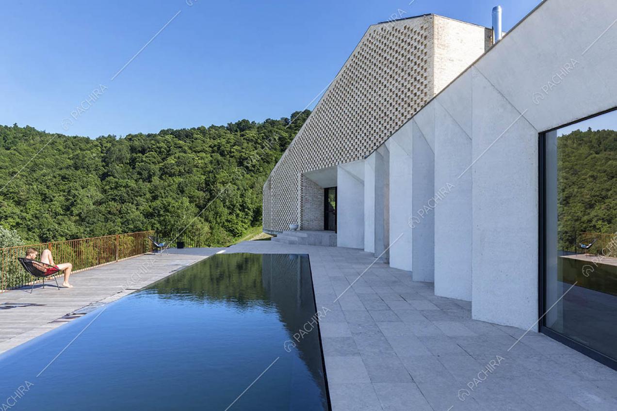 Terrazza con piscina, vetrate e vista sul parco