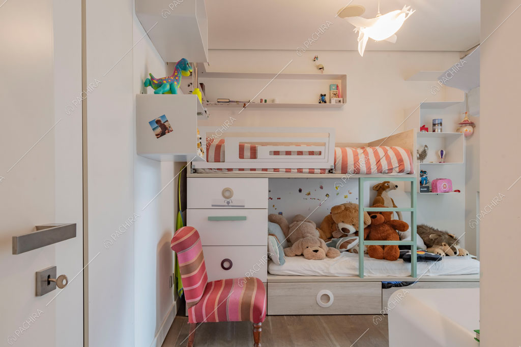 Camera da letto dei bambini nell'appartamento Sonora, location in stile contemporaneo a Roma