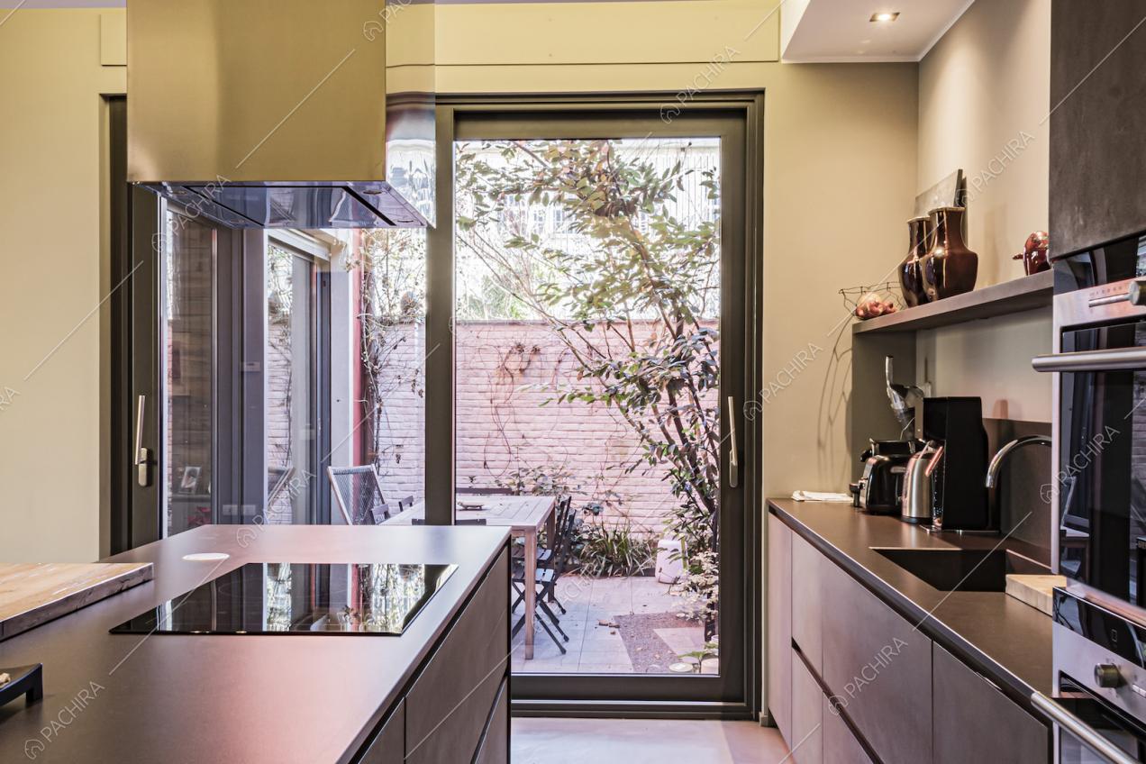 Porta finestra scorrevole con accesso al terrazzo dalla cucina 