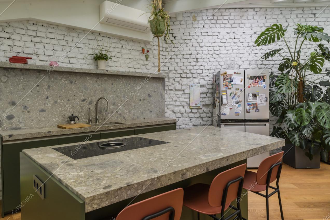 Cucina di design a isola e muro in mattoni a vista bianchi