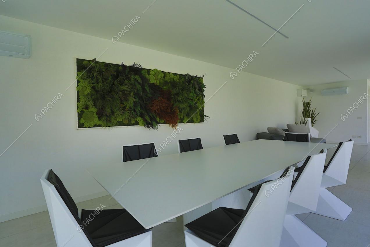 Tavolo da pranzo con giardino a parete e pavimento in piastrelle