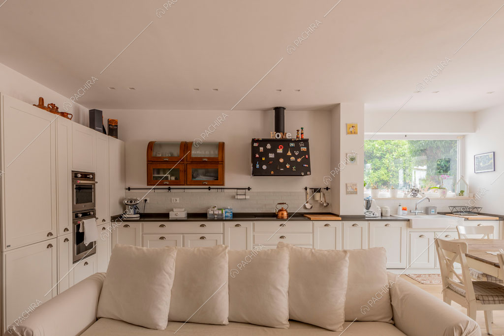 Zona living con cucina a vista della villa Pino Mugo, location in stile moderno a Roma