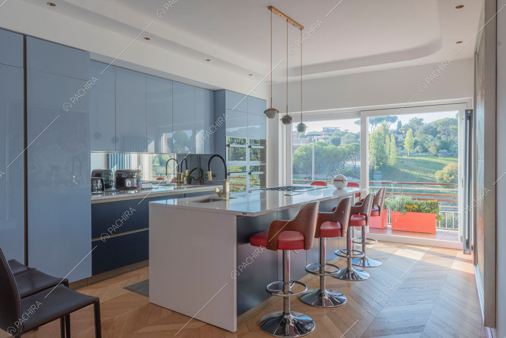 Cucina a isola dell'appartamento Gila, location in stile contemporaneo a Roma
